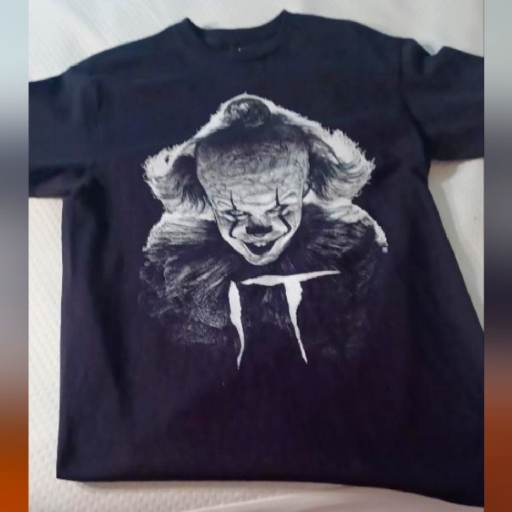 IT T-shirt Pennywise on the front and Losers. Lub on the back size Medium